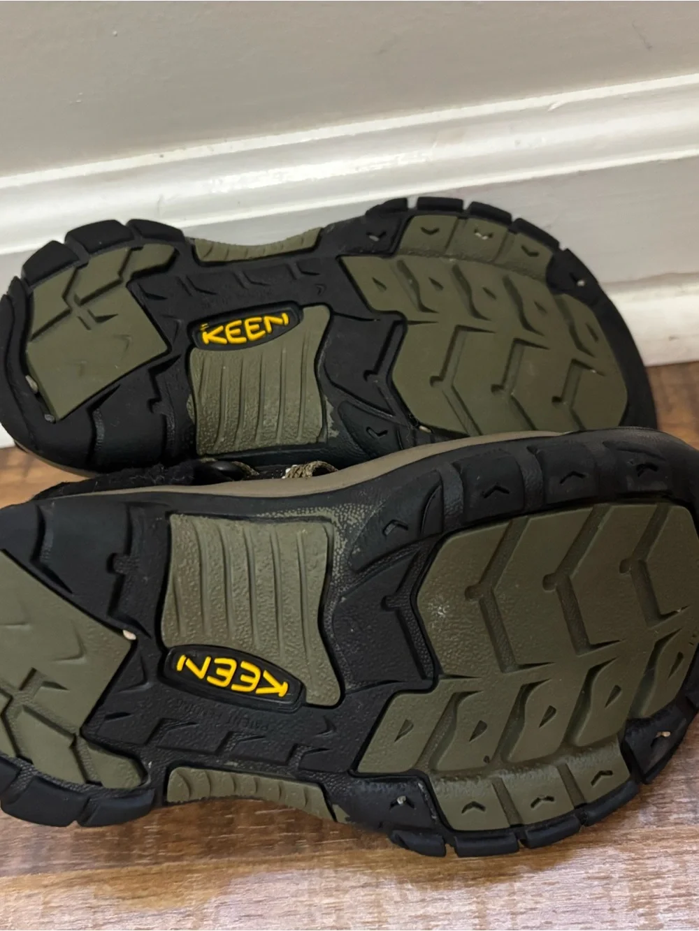 Keens Newport H2 Kids Sandal Black and Tan Outdoor hiking Closed-Toe size 10